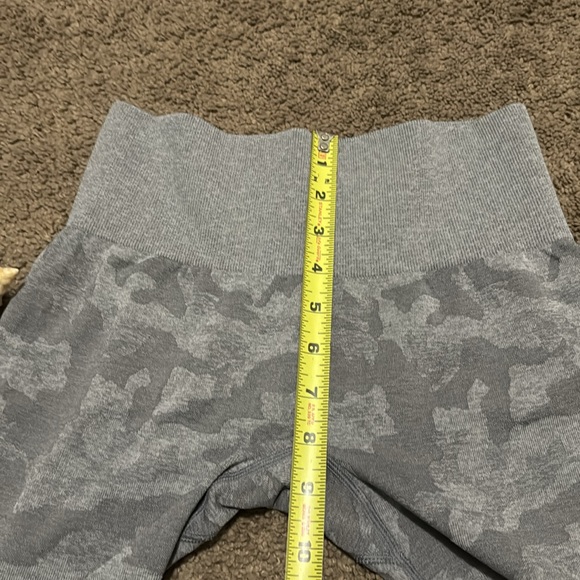 Like New NVGTN Sz S Gray Camo Leggings-Mid Calf Length-Seamless - Picture 7 of 11